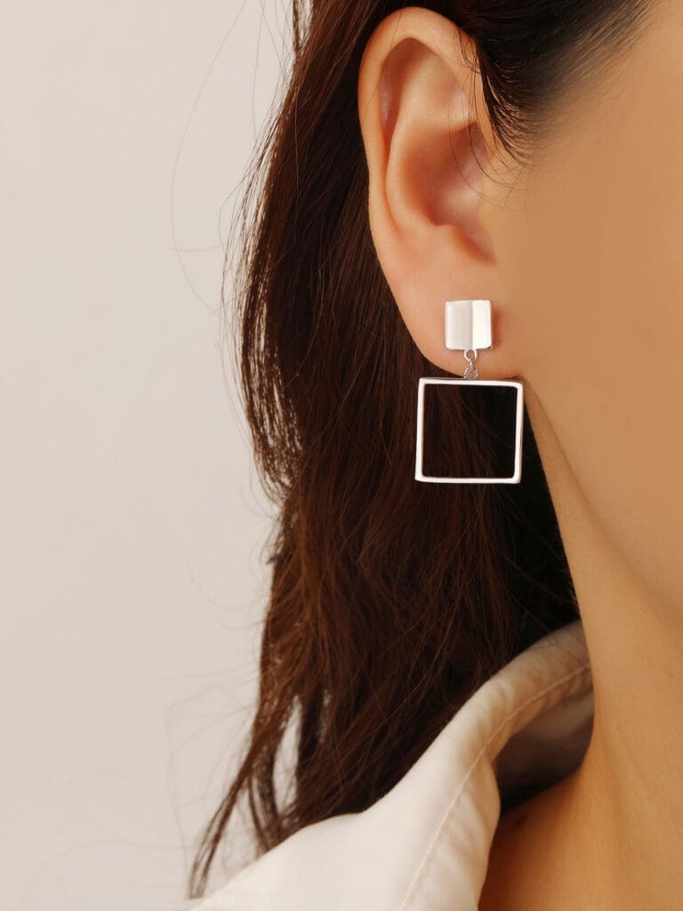 Ezüst fülbevaló minimalista négyzet formában