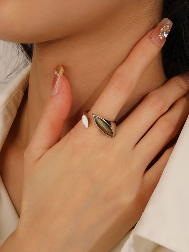 Ezüst gyűrű zöld irizáló díszítéssel