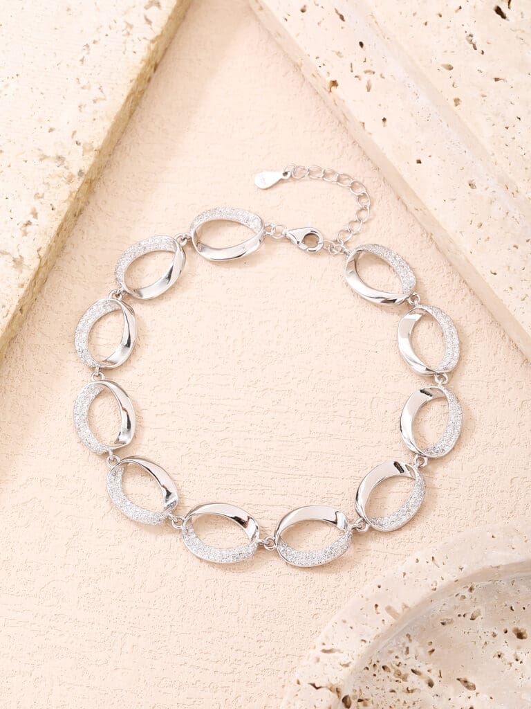 Ezüst karkötő ovális formájú szemekkel és cirkónia díszítéssel