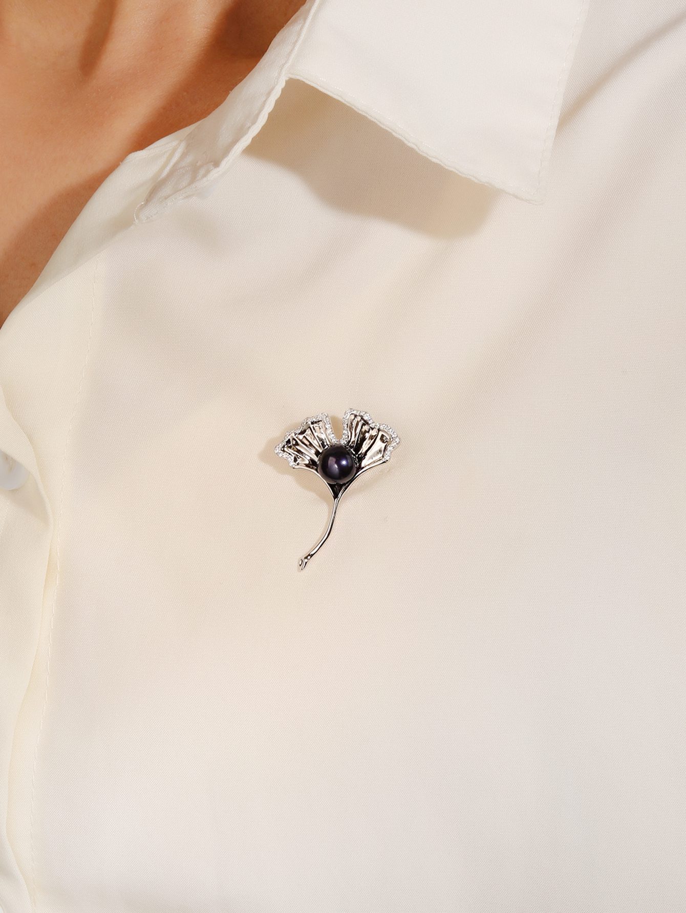 Elegáns levél formájú bross sötét gyönggyel és cirkónia kövekkel 1