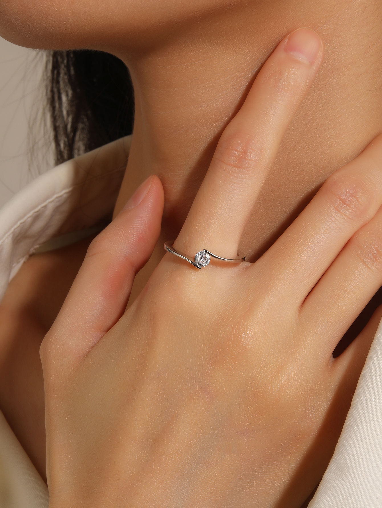 Solitärring mit weißem Zirkonia aus 925er Silber mit Rhodiumbeschichtung 2
