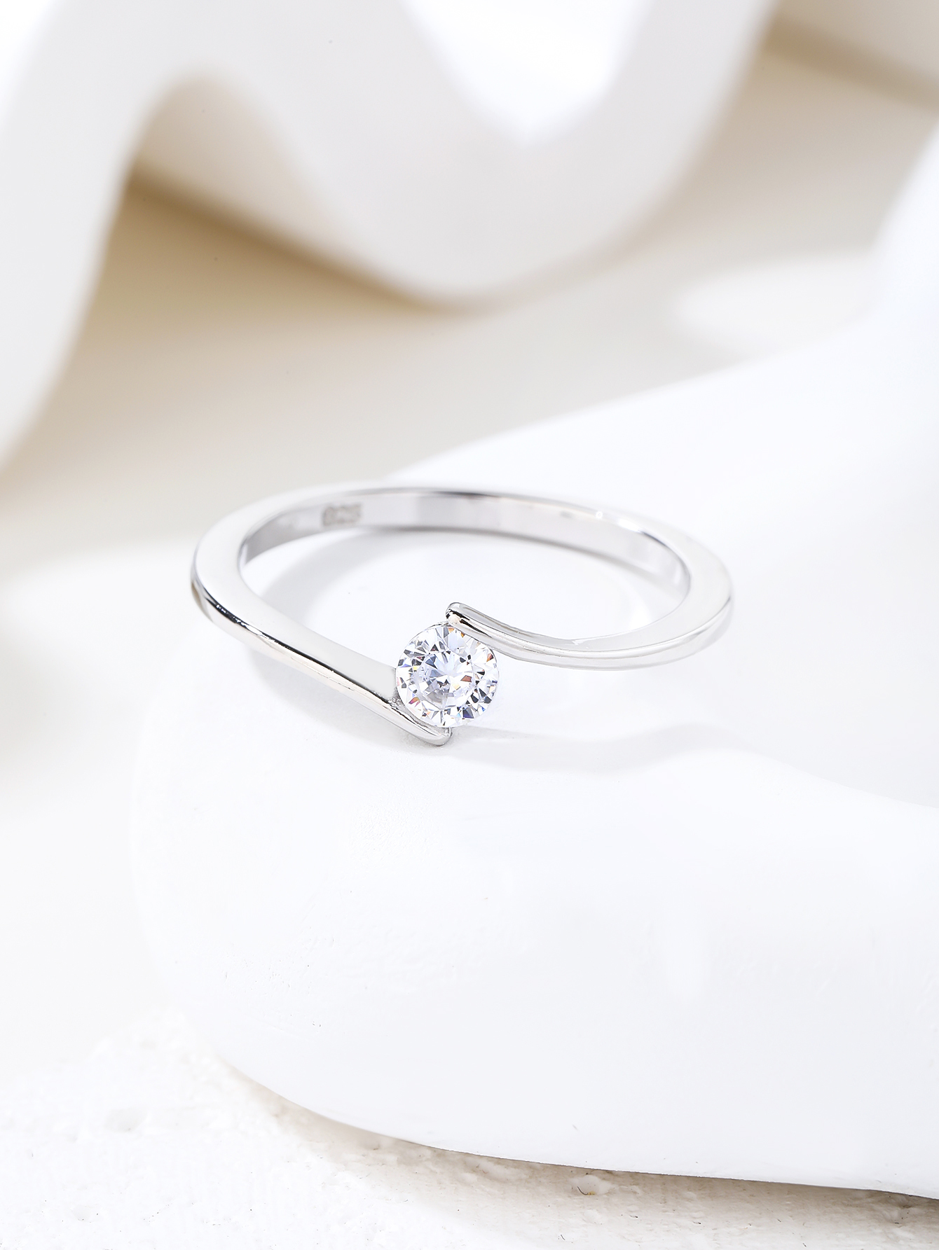 Solitärring mit weißem Zirkonia aus 925er Silber mit Rhodiumbeschichtung 4