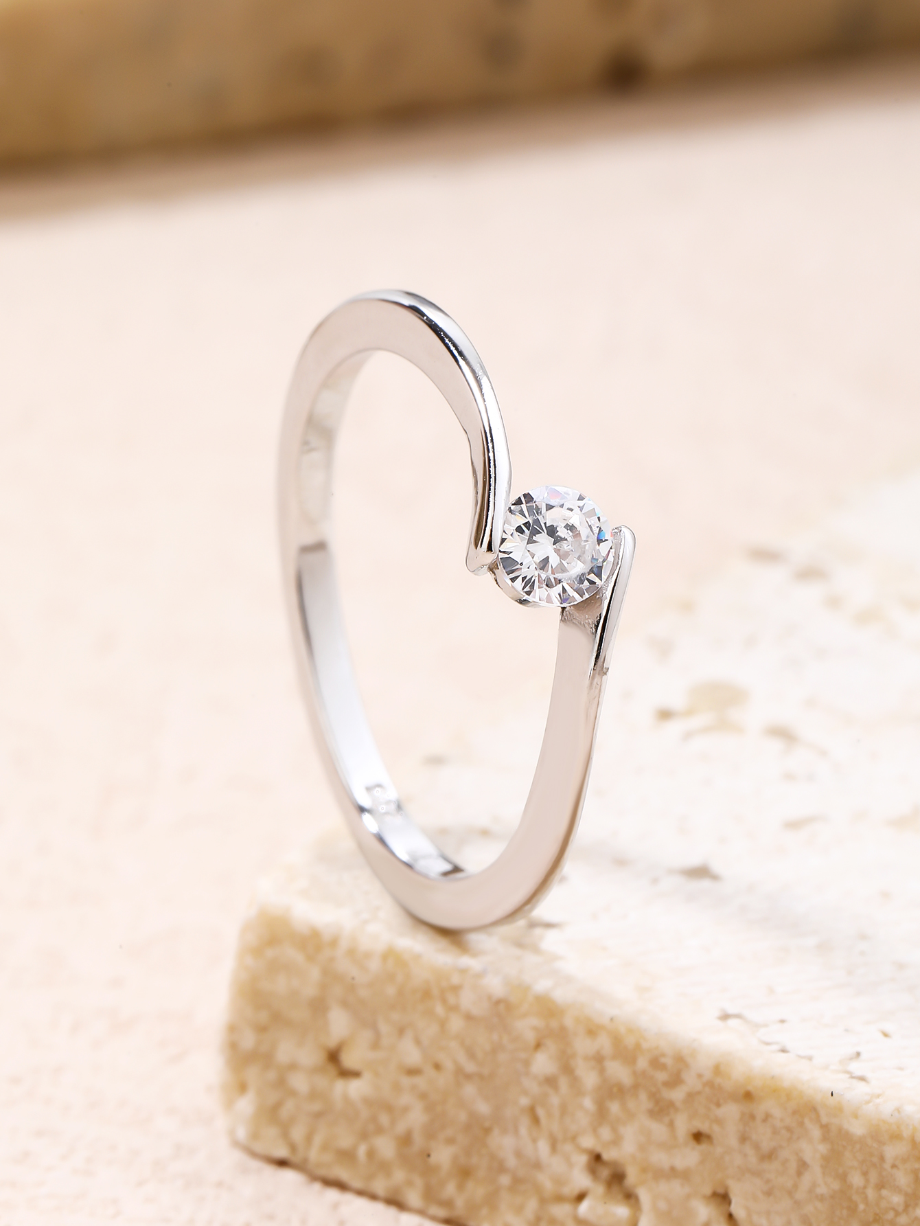 Solitärring mit weißem Zirkonia aus 925er Silber mit Rhodiumbeschichtung 5