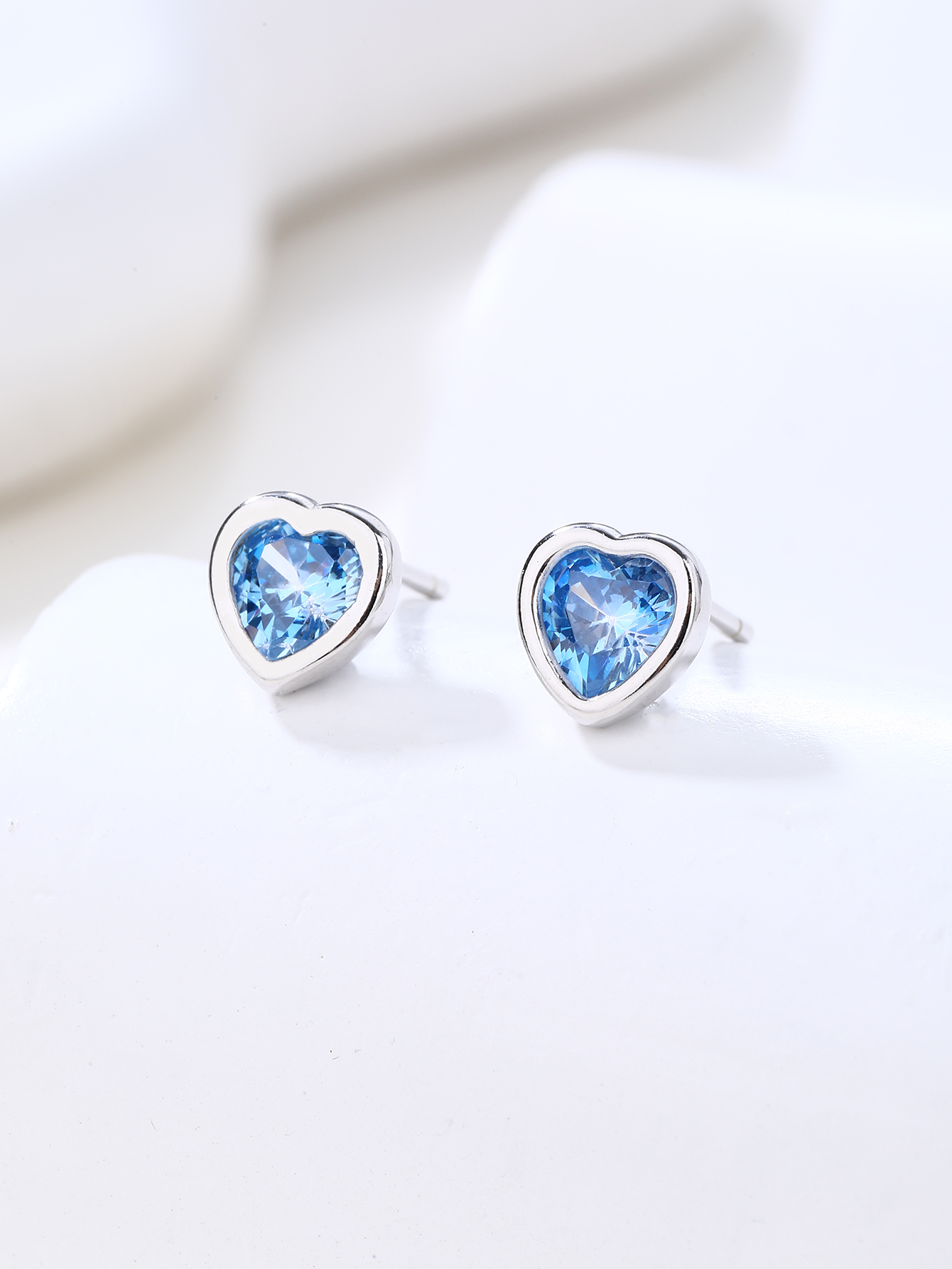 Silver-blue heart-shaped zirconia stud earrings with rhodium plating, 2