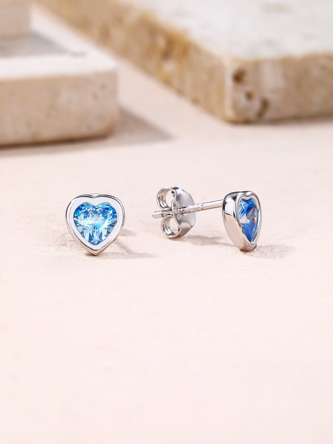 Silver-blue heart-shaped zirconia stud earrings with rhodium plating, 3
