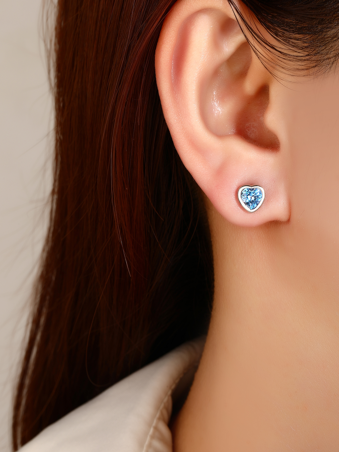 Silver-blue heart-shaped zirconia stud earrings with rhodium plating, 4